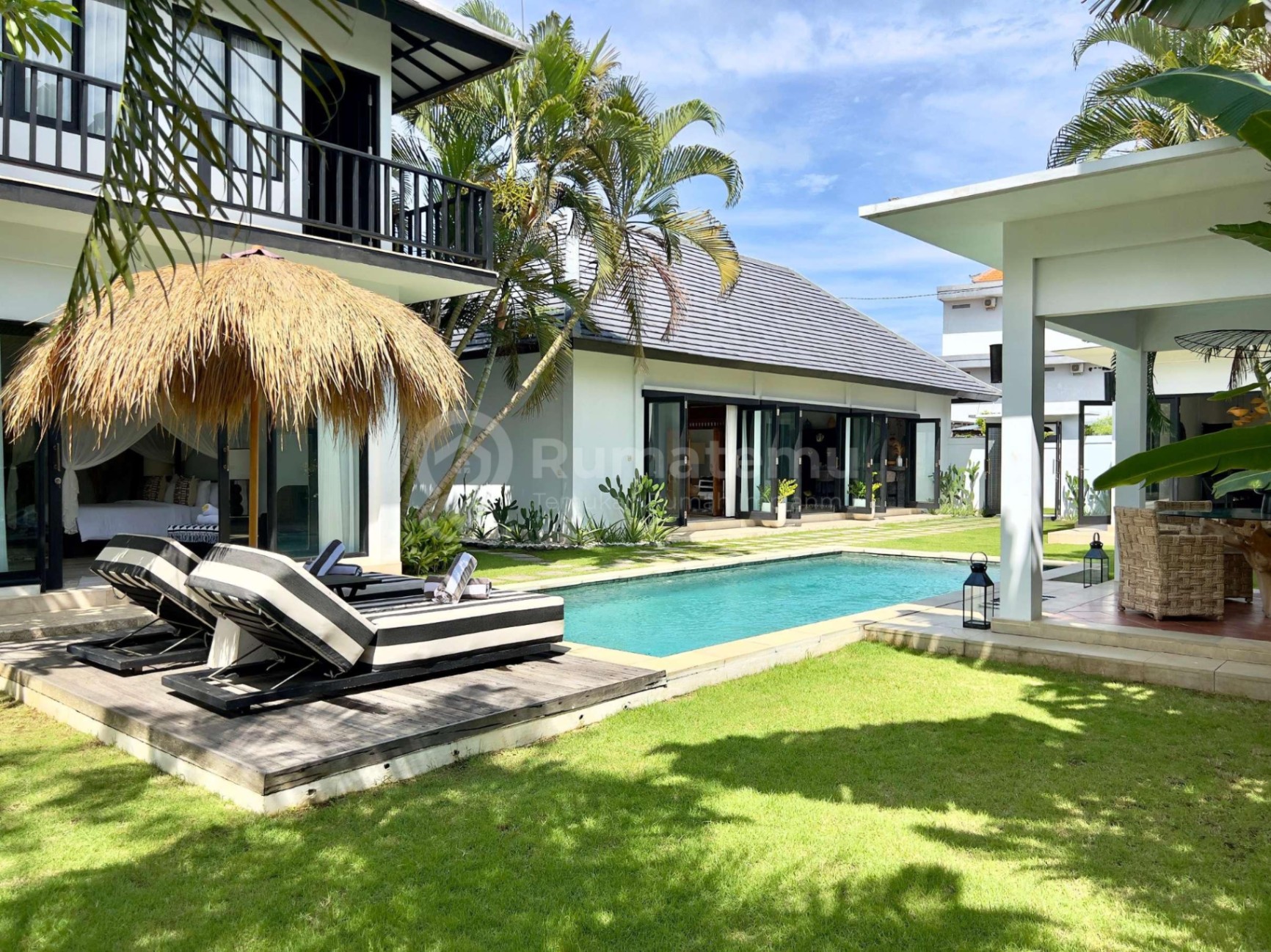 LAGUNA VILLA - 1